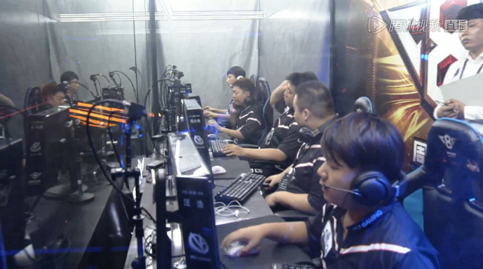 LNG公布新赛季大名单：Doinb担任中单，Lvmao加盟