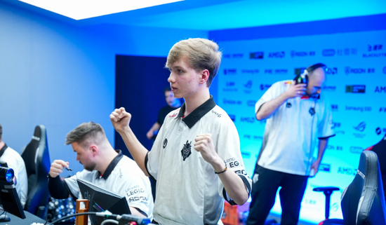 TES发布化妆照片并拍摄VLOG：快来看看帅气的Taoren的凹造型